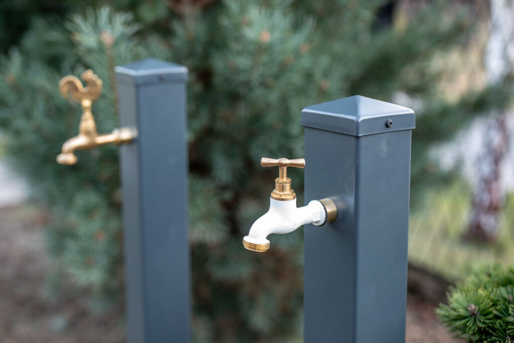 Słupek ogrodowy z kranem ozdobnym