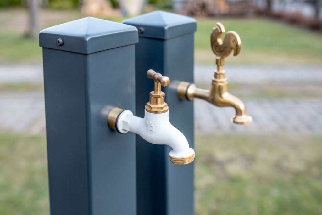 Słupek ogrodowy z kranem ozdobnym