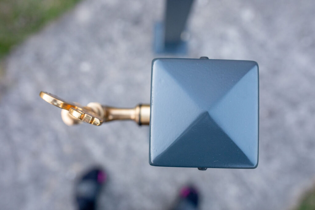 Słupek ogrodowy z kranem ozdobnym