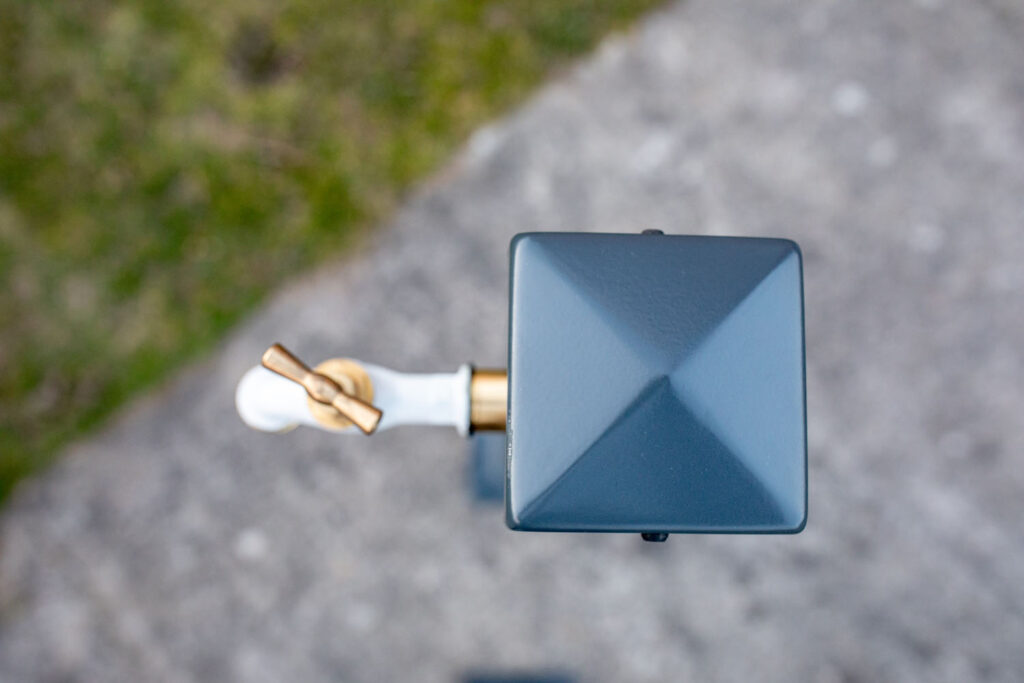 Słupek ogrodowy z kranem ozdobnym