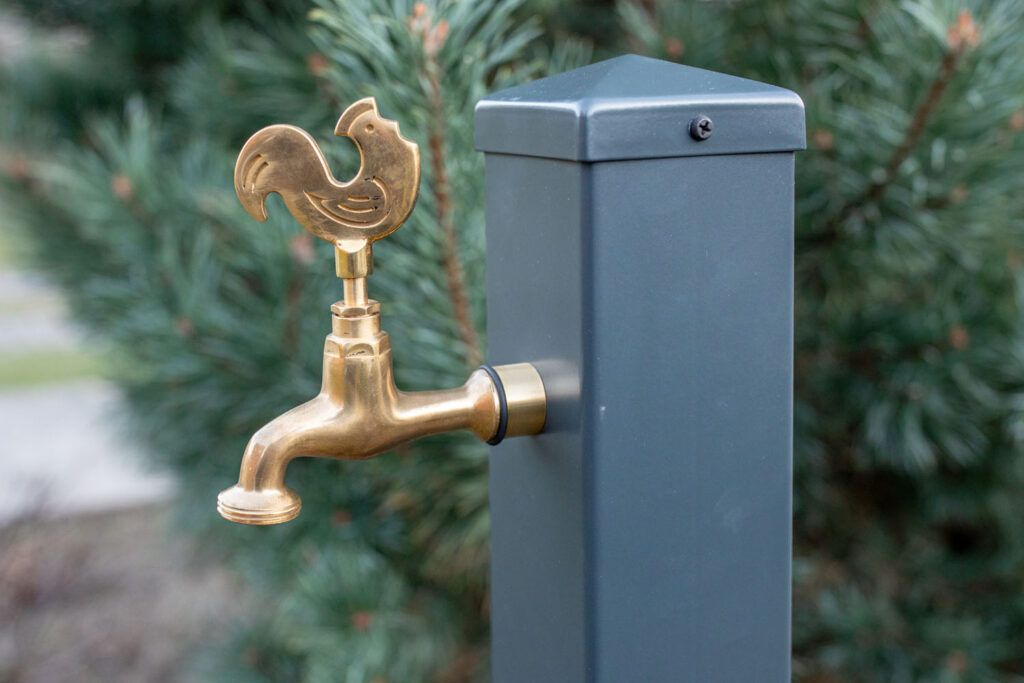 Słupek ogrodowy z kranem ozdobnym